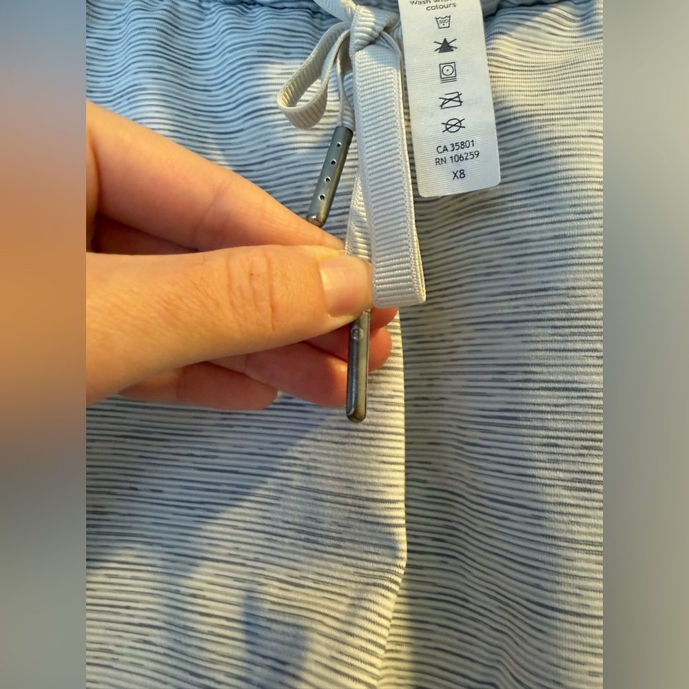 Lululemon On the Fly shorts - Picture 5 of 6